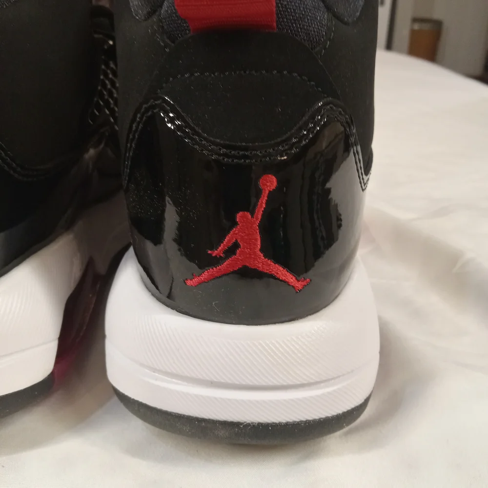 Jordan Men's Black and Red Sneakers Size 8.5 New